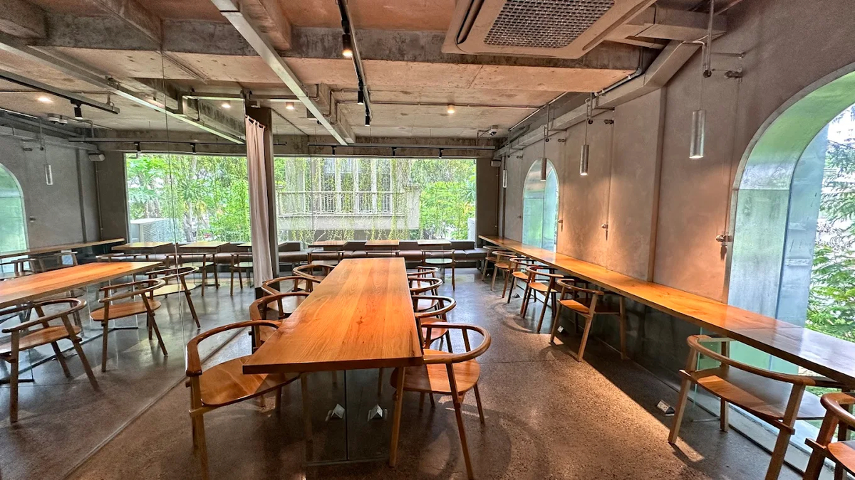 Tại Rang Rang Coffee được bố trí nhiều bàn dài, phù hợp cho nhóm bạn học tập hoặc làm việc