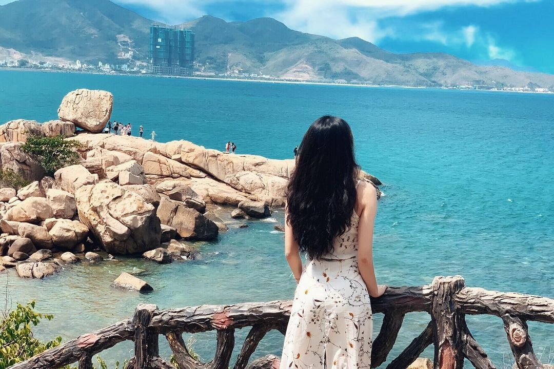 Ngắm cảnh và chụp ảnh "check-in" với bãi đá 
