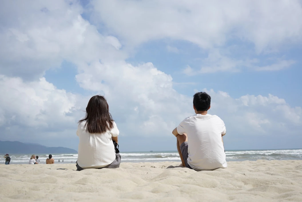 Bạn có thể cùng người yêu mặc áo cặp và chụp ảnh với bãi cát trắng mịn cùng bờ biển trải dài