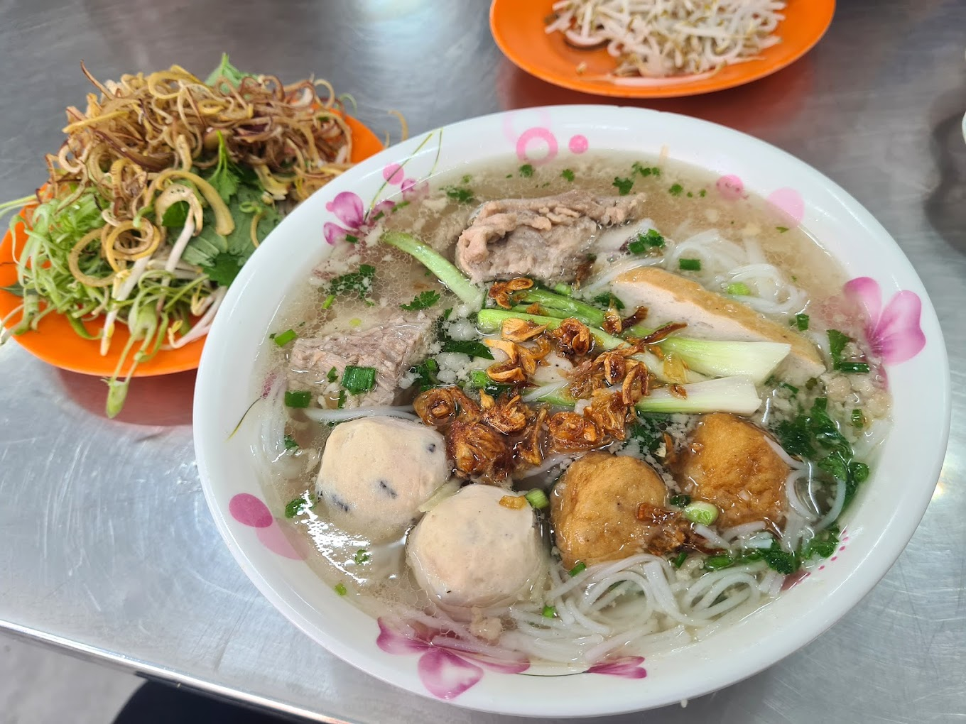 Một tô bún mọc ngon đòi hỏi sự hài hòa trong việc kết hợp các gia vị với nhau
