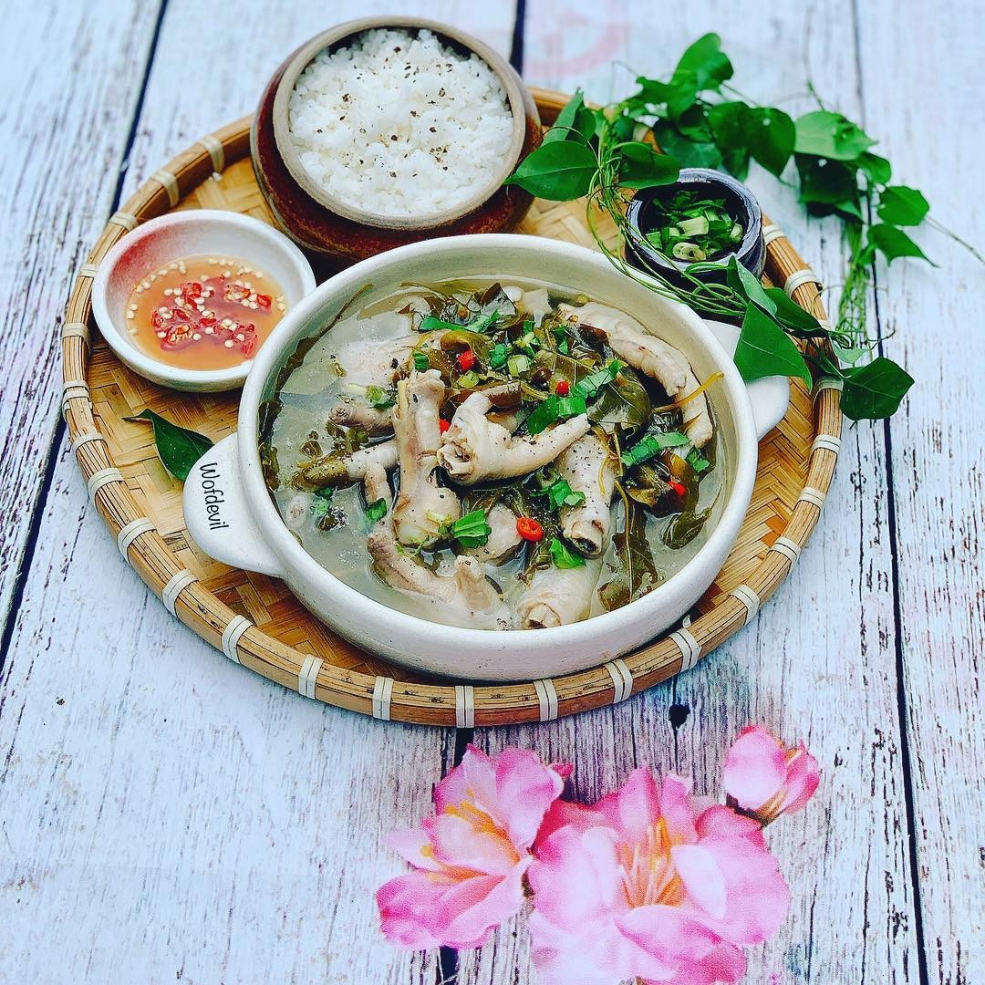 Đặc sản rừng độc đáo, vị đắng thanh của lá kết hợp với nước dùng ngọt dịu, dễ ghiền
