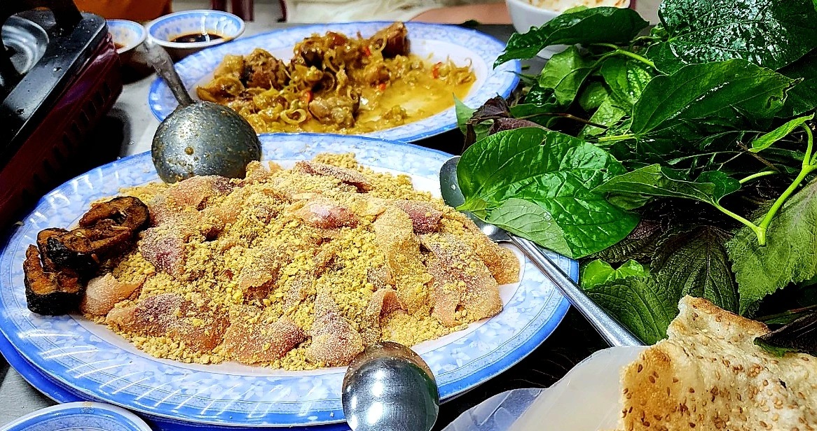 Món ăn đậm vị miền sông nước, cá tươi trộn gỏi cùng rau sống và nước chấm đặc biệt 