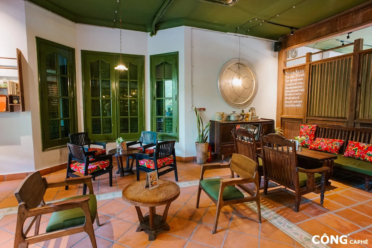 Cộng Cà Phê mang phong cách retro đặc trưng với tường xanh bộ đội, nội thất gỗ cũ và không khí hoài cổ gợi nhớ miền Bắc xưa 