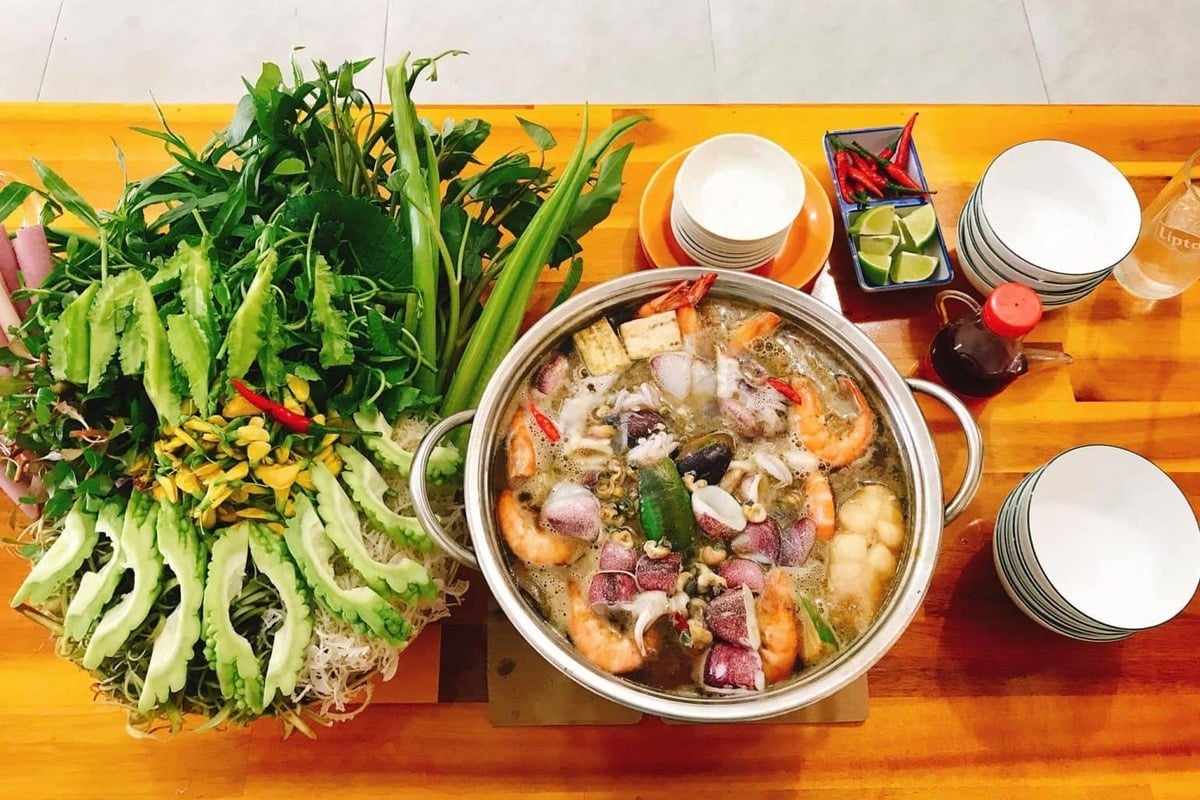 Lẩu mắm là món ăn đặc trưng của vùng miền Tây với hương vị đậm đà và sự kết hợp độc đáo từ nhiều nguyên liệu