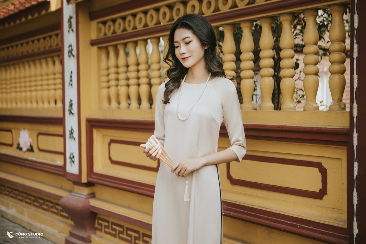 Góc chụp bên bức tường vàng đỏ đặc trưng của chùa Trấn Quốc, tạo cảm giác cổ kính và trang nhã