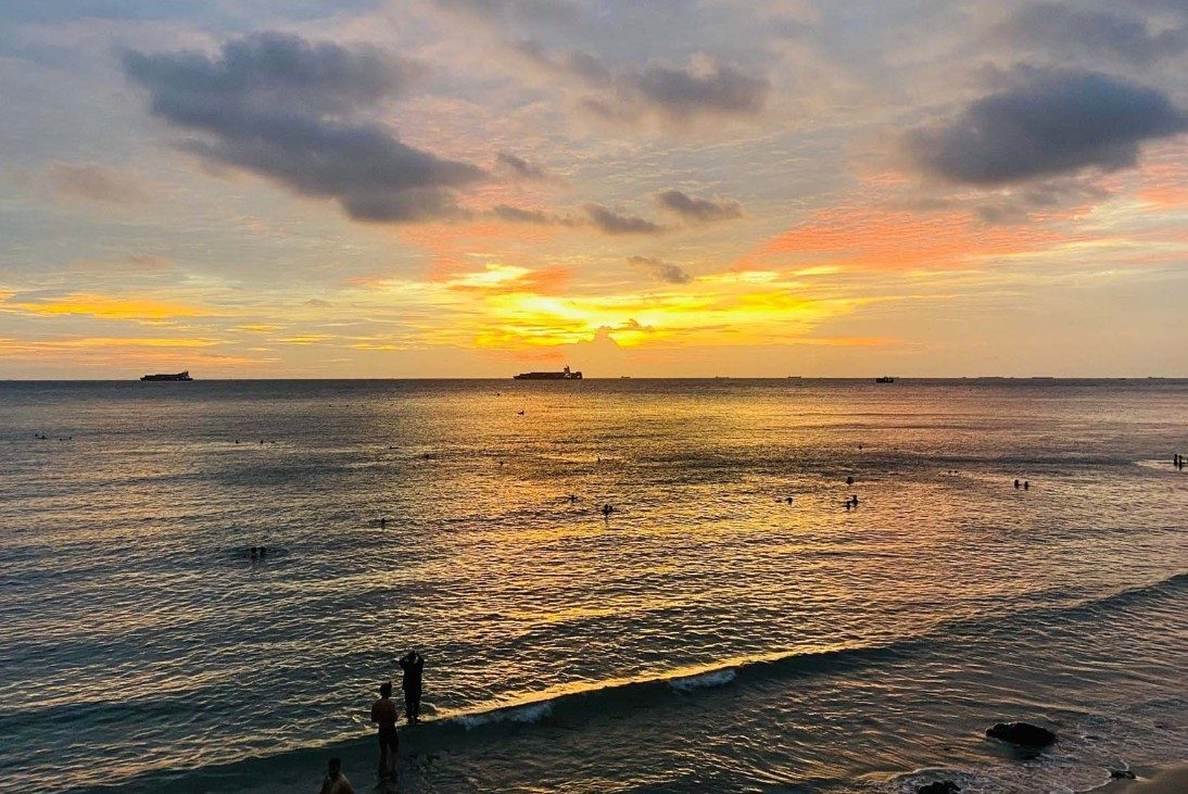 Bãi Dứa là nơi lý tưởng để bạn tận hưởng giây phút tắm biển cùng bạn bè, gia đình
