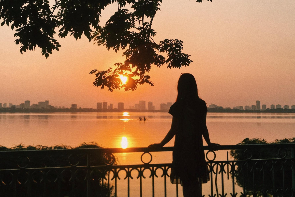 Góc chụp sau lưng tập trung vào cảnh hoàng hôn thơ mộng