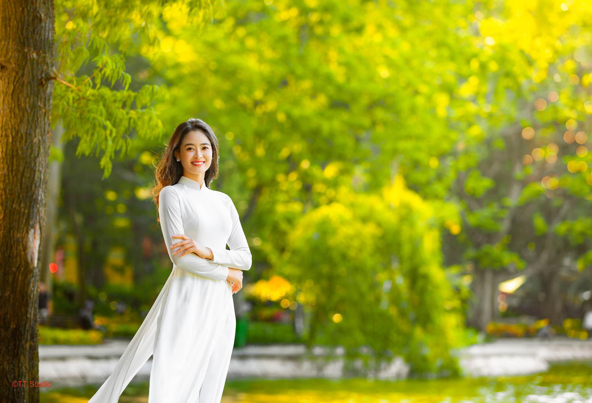 Góc chụp ngang, lấy ánh sáng tự nhiên xuyên qua tán lá, hậu cảnh tán cây xanh mướt 