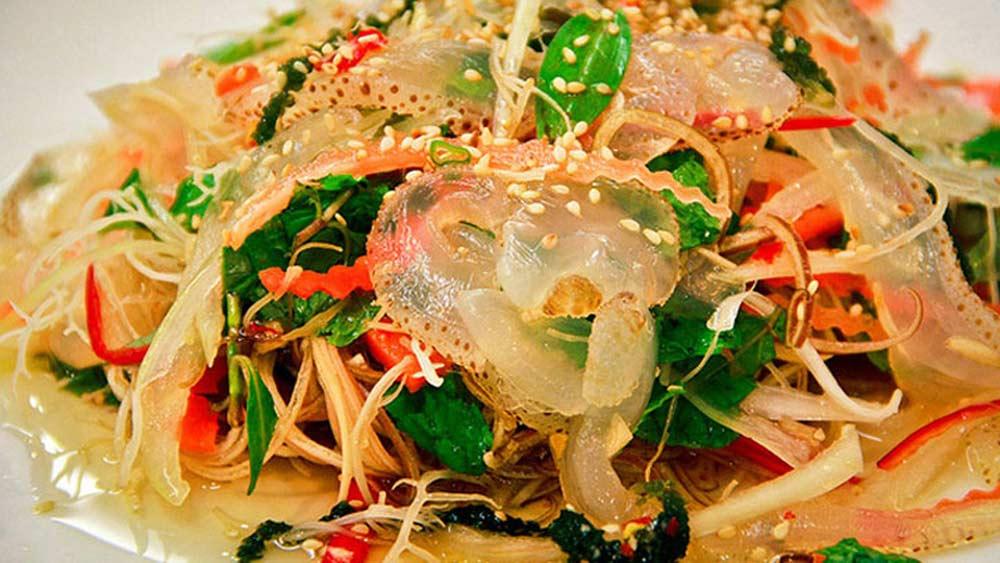 Gỏi sứa là món ăn nổi tiếng nhất định phải thử khi đến biển Hải Hòa