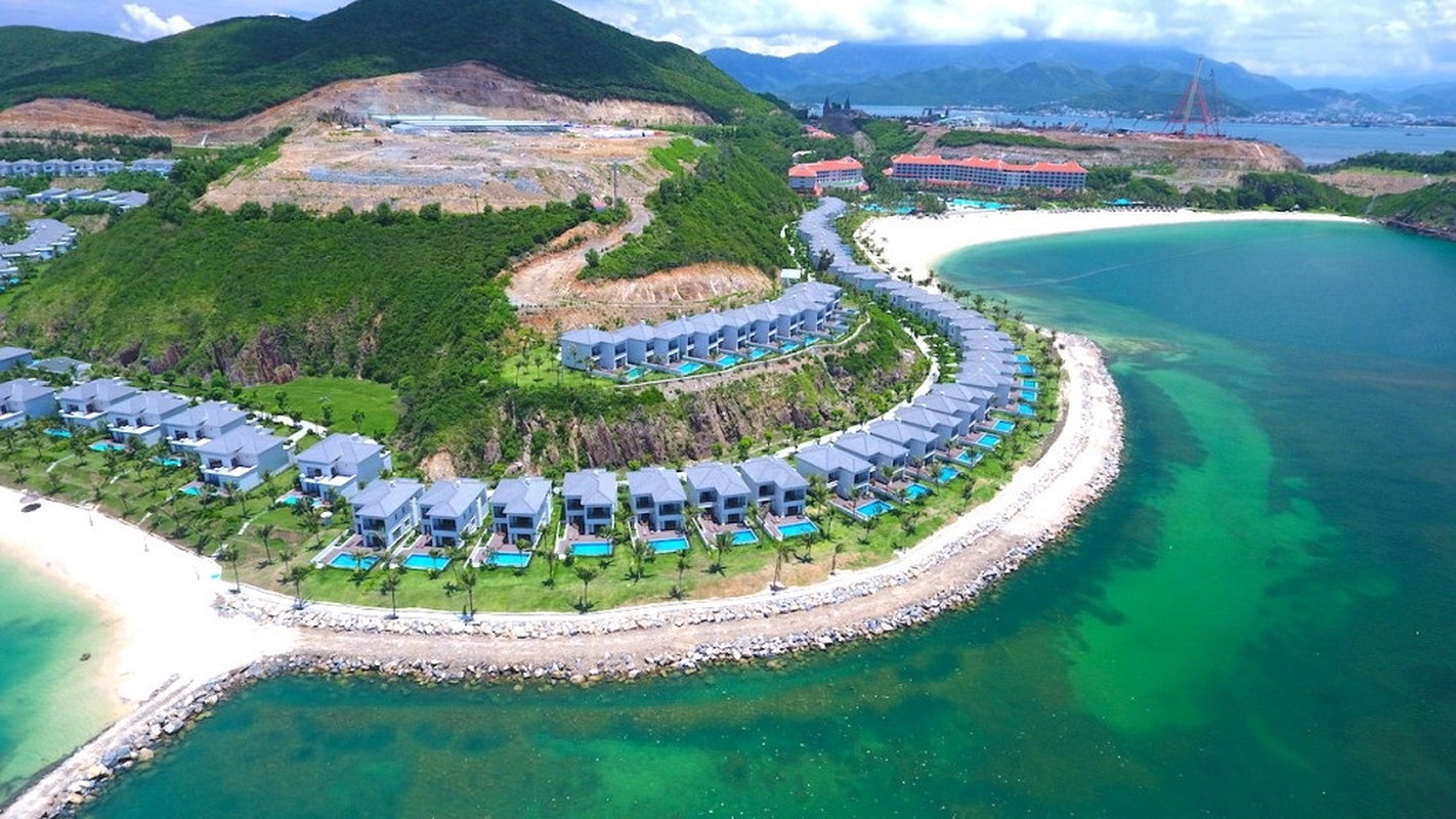 Bãi biển Bãi Trũ yên bình với hàng dừa rợp bóng và làn nước biển trong xanh