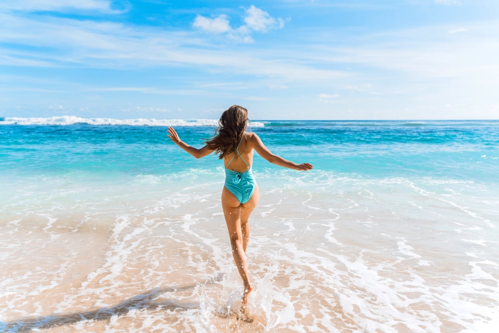 Nước biển Nha Trang trong vắt, cho bạn tha hồ thư giãn