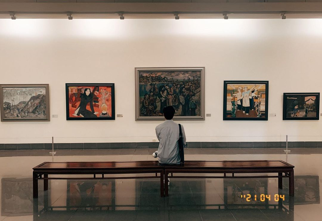 Góc chụp từ sau lưng tại khu vực trưng bày các tác phẩm hội họa