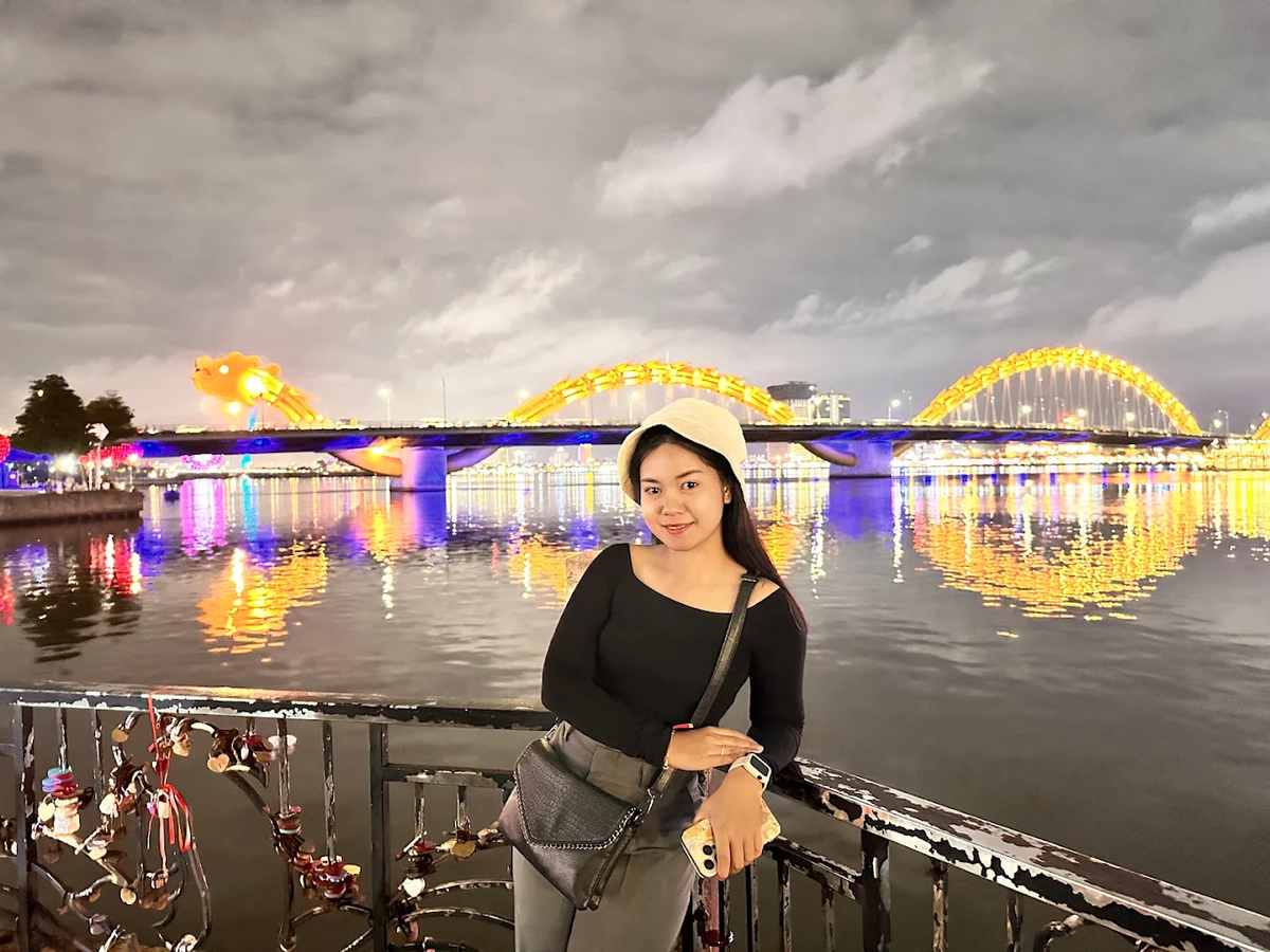 Nhiều du khách chọn đứng tại khu vực Cầu Tình Yêu và Tượng Cá chép hoá Rồng để đưa toàn bộ cầu Rồng vào khung hình