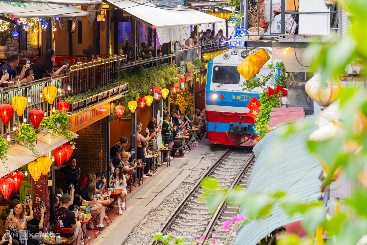 Phố cafe đường tàu nhộn nhịp mỗi khi tàu chạy qua 