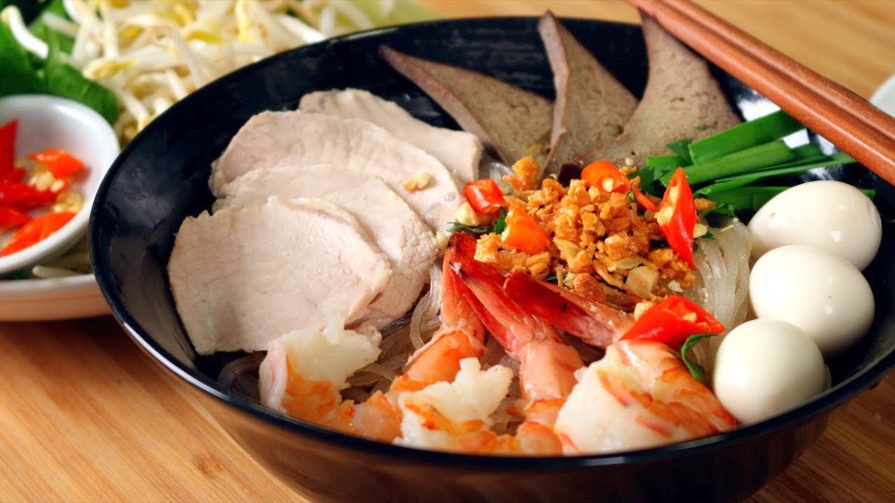 Tô hủ tiếu đầy đặn với tôm, thịt, trứng cút và nước dùng trong veo