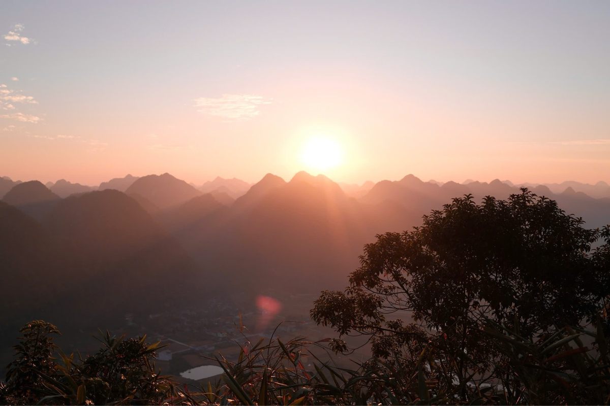 Núi Nà Lay vào chiều hoàng hôn 