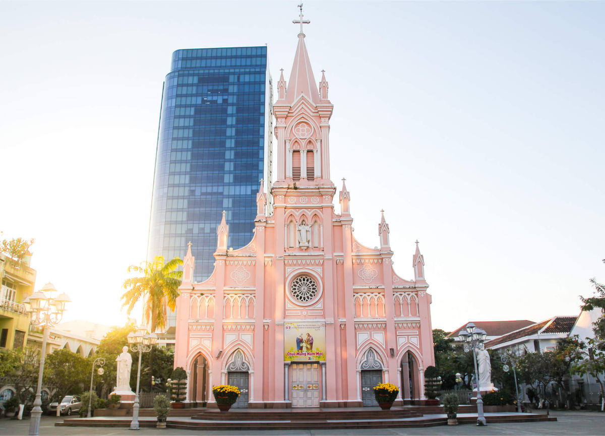 Nhà thờ Con Gà mang nét kiến trúc Gothic đặc trưng với mái vòm cao, phía trên nóc có tượng gà xám làm bằng hợp kim