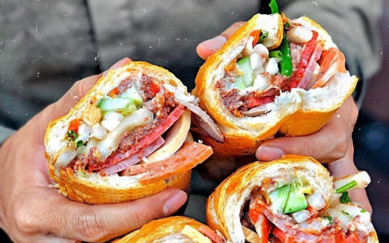 Bánh mì Bà Huynh - tiệm bánh mì được nhiều người xếp hàng “rần rần” để thưởng thức 