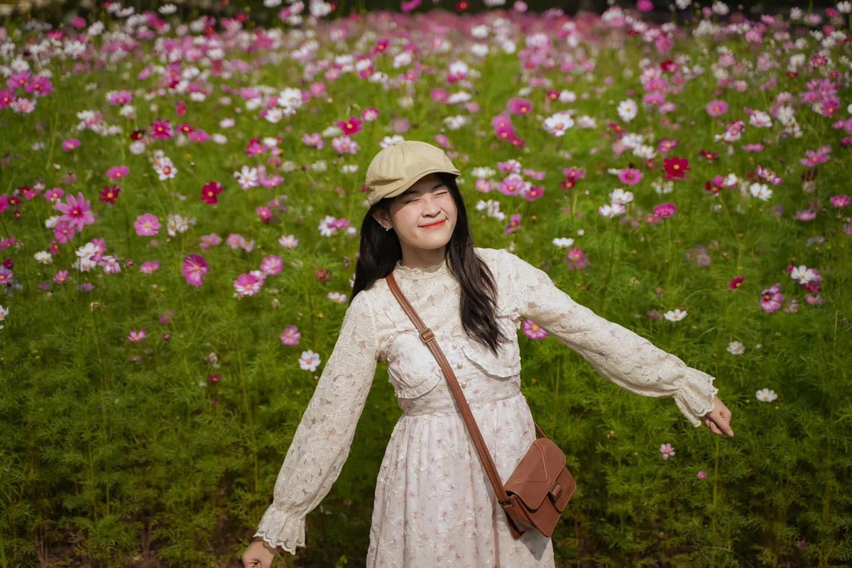 Tạo dáng cạnh vườn hoa đầy màu sắc tại công viên Thống Nhất