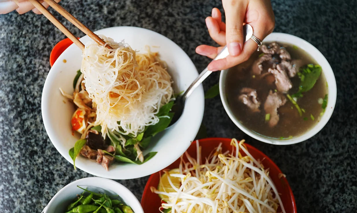 Hương vị đậm đà, kết hợp độc đáo giữa phở khô và nước dùng