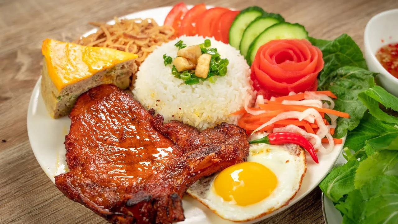 Cơm tấm Sài Gòn là biểu tượng giao thoa văn hóa ẩm thực giữa phương Đông và phương Tây