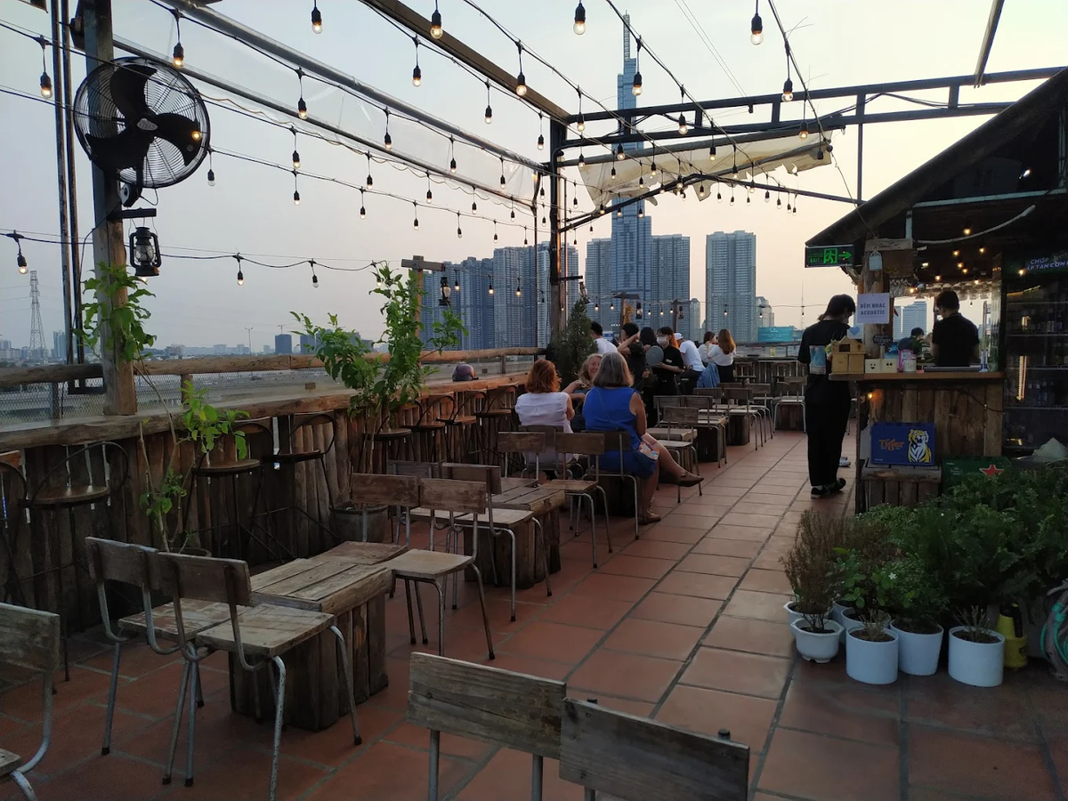 Chênh Vênh Rooftop Cafe là địa điểm thư giãn quen thuộc với giới trẻ nhờ góc view Landmark 81 cực kỳ ấn tượng