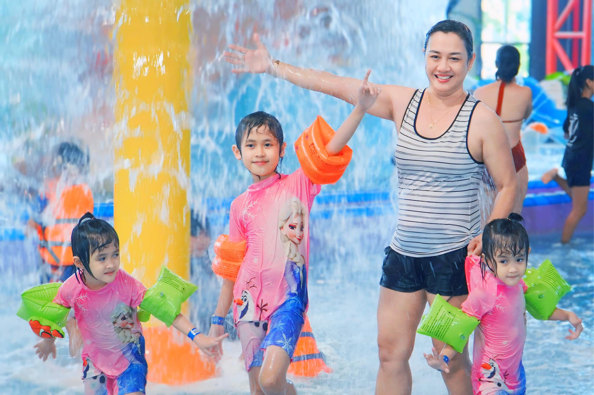 Bikini hoặc đồ bơi nhẹ nhàng rất phù hợp để lưu giữ khoảnh khắc vui chơi dưới nước 