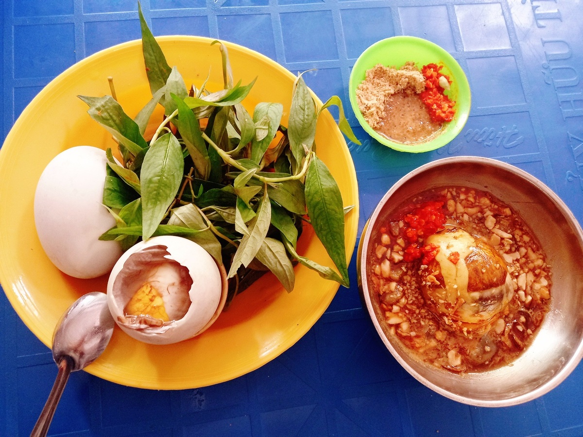 Phiên bản “độc” của trứng vịt lộn, hấp cùng nước dừa ngọt dịu, thơm béo lạ miệng 