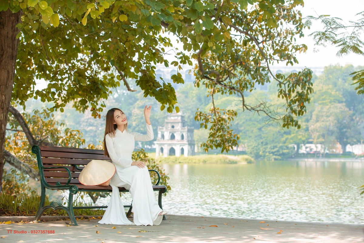 Góc chụp với phông nền Tháp Rùa ở phía xa