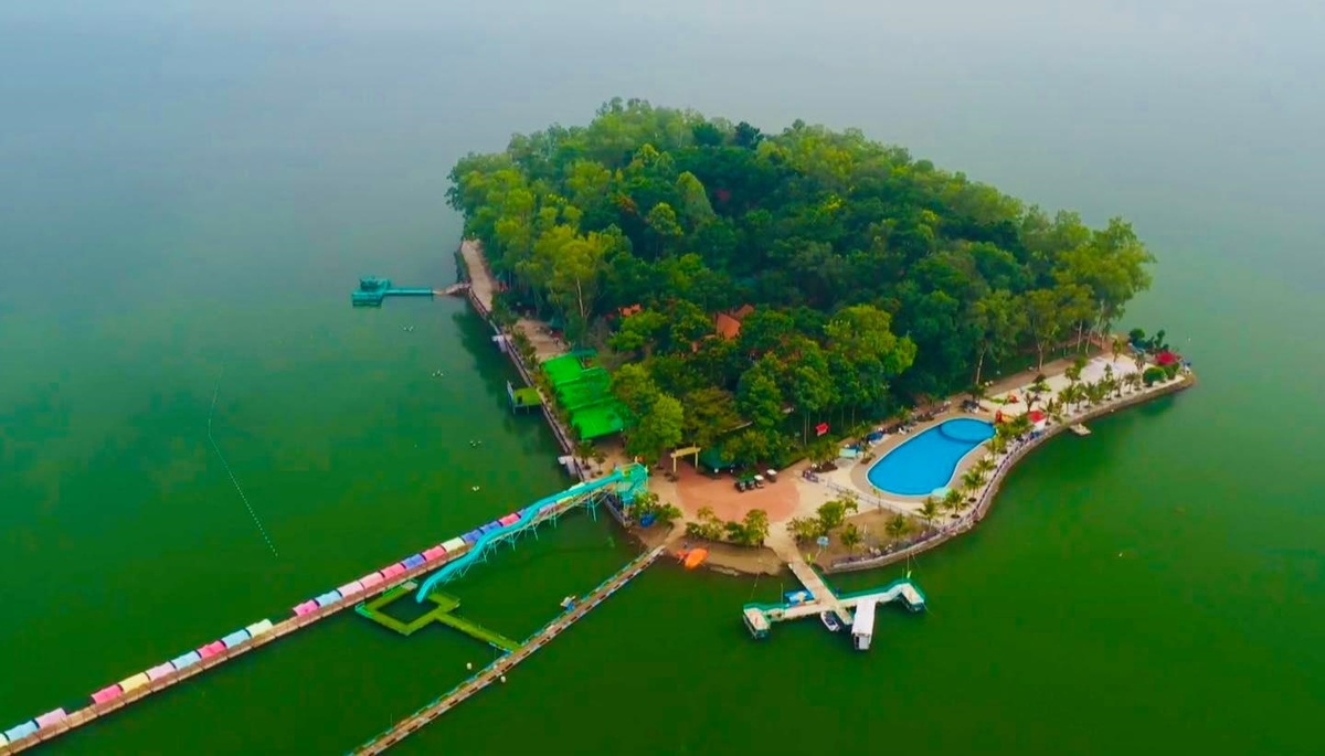 Hòn đảo nhỏ yên bình giữa hồ, lý tưởng để cắm trại, picnic và chèo thuyền khám phá 