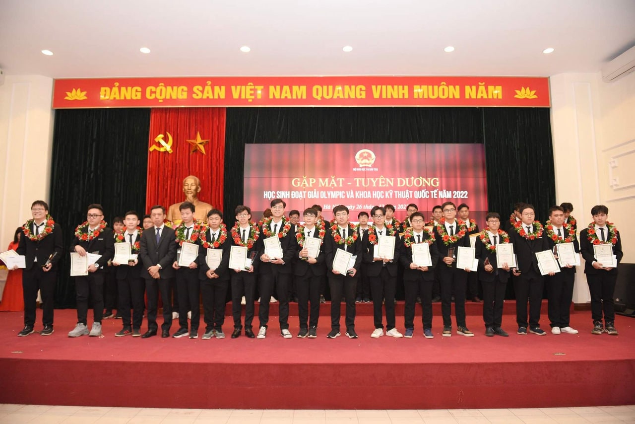 Vietnam Airlines presents awards to students who won medals at International Olympiads and Science & Technology contests in 2022