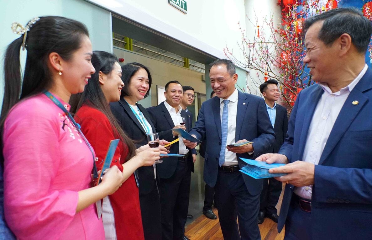 Lãnh đạo UBQLVNN và TCT chúc Tết các đơn vị trực 29 Tết