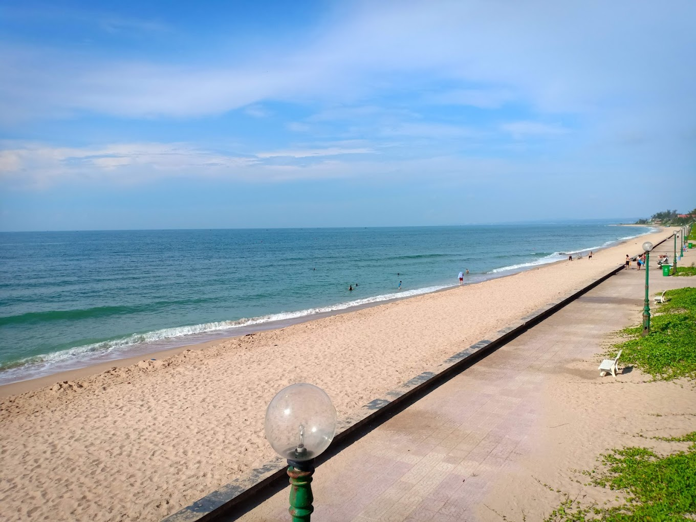 Bãi biển Đồi Dương mang vẻ đẹp mộc mạc, là điểm đến lý tưởng cho cả du khách và người dân địa phương mỗi dịp hè