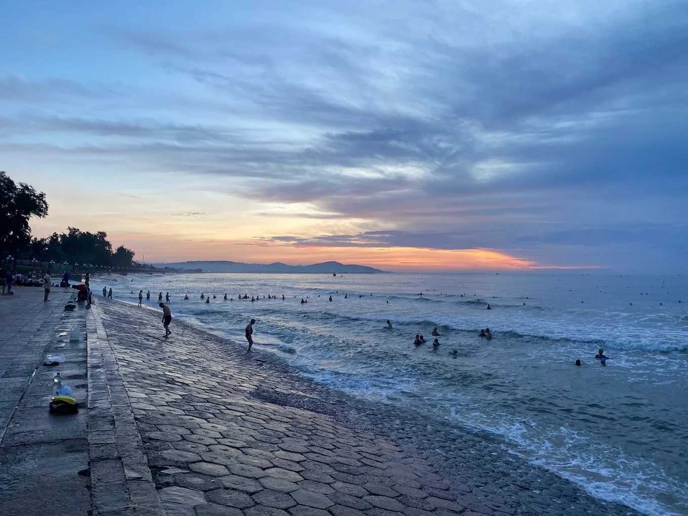 Khoảnh khắc bình minh và hoàng hôn trên bãi biển Đồi Dương luôn mang lại cảm giác yên bình và đầy thi vị cho người thưởng ngoạn 