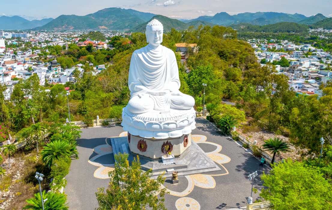 Tượng Phật trắng uy nghiêm tại chùa Long Sơn