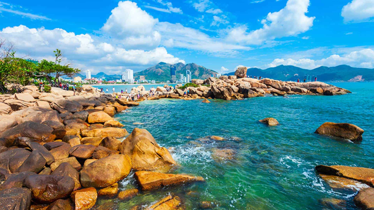 Quần thể đá granite kỳ vĩ tại Hòn Chồng 