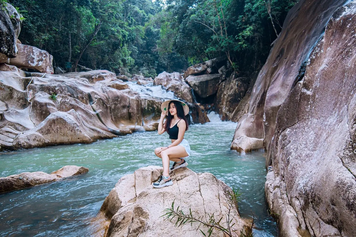 Ba hồ nước xanh ngọc giữa rừng núi Ba Hồ 