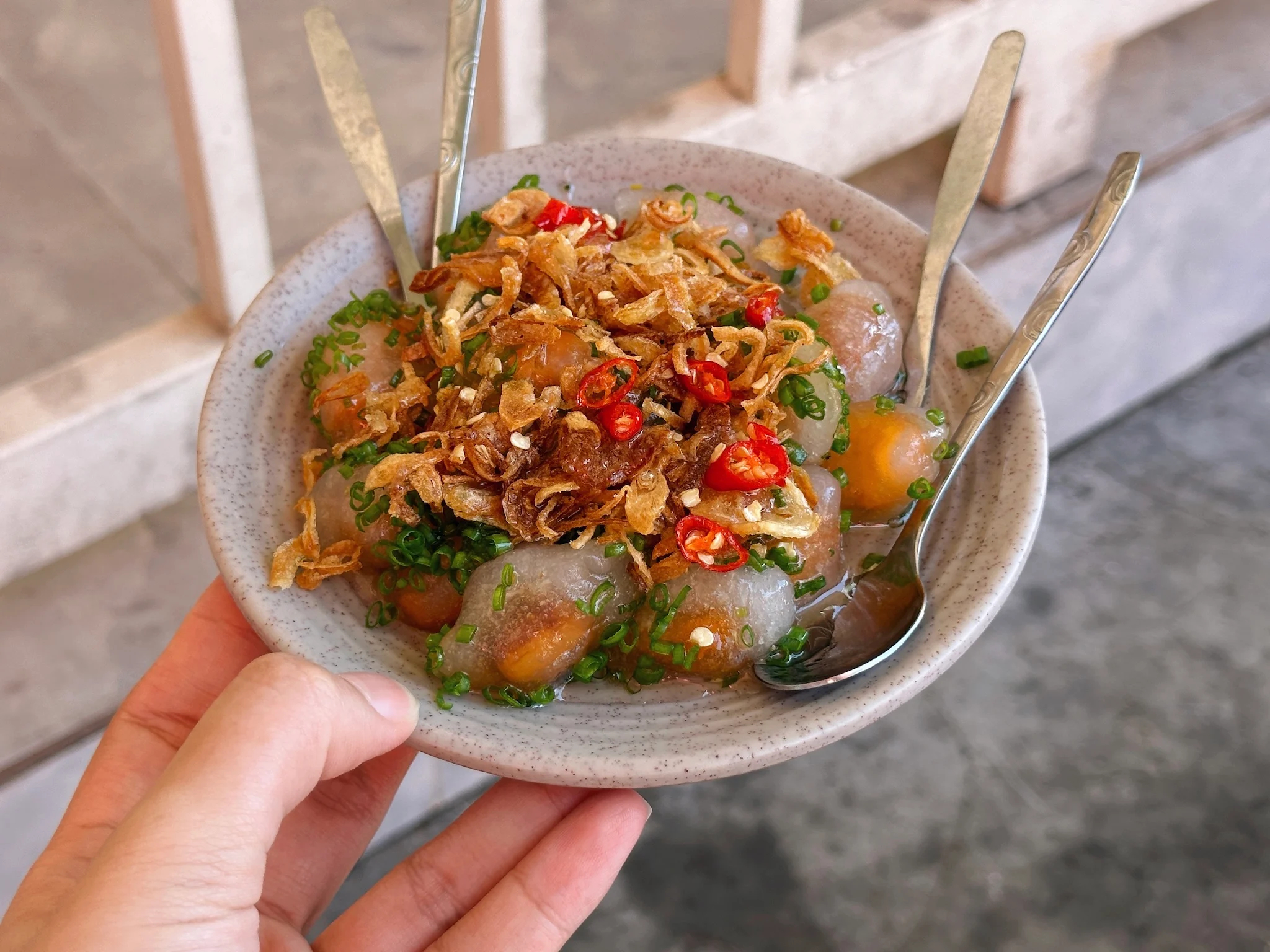 Ẩm thực Phan Thiết quanh bãi biển Đồi Dương gây thương nhớ với những món dân dã như bánh căn, bánh quai vạc hay bánh tráng nướng mắm ruốc