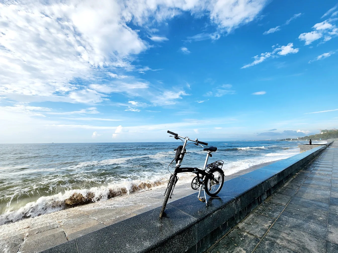 Tùy vào điểm xuất phát, du khách có thể đến Phan Thiết bằng máy bay, tàu hỏa, xe khách hoặc xe cá nhân với thời gian di chuyển linh hoạt
