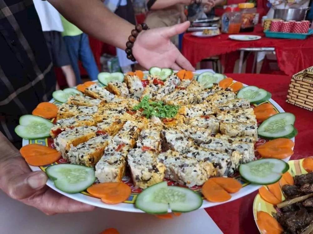 Quán thu hút đông đảo thực khách, đặc biệt vào các ngày rằm hoặc dịp lễ 