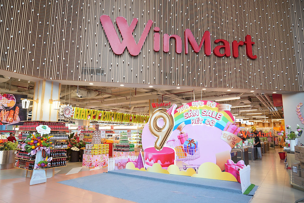 遊客可以輕鬆地在主要街道上找到 Winmart 商店 