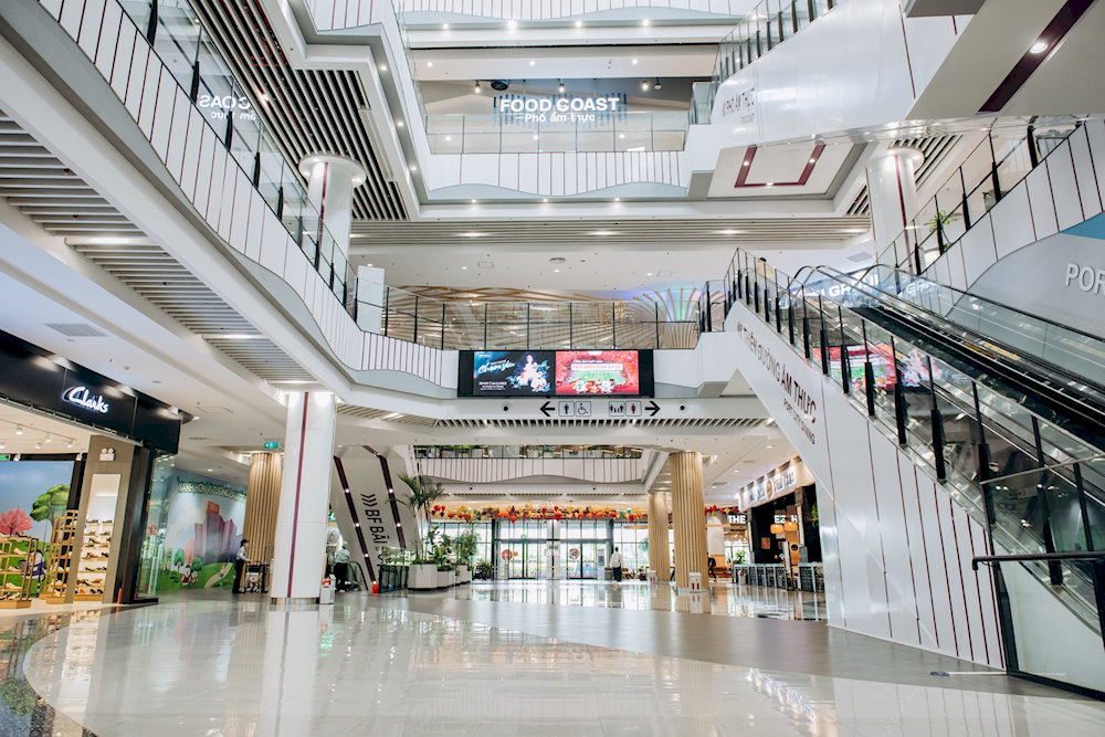 寬敞的超市空間，週末迎接數千名顧客秒