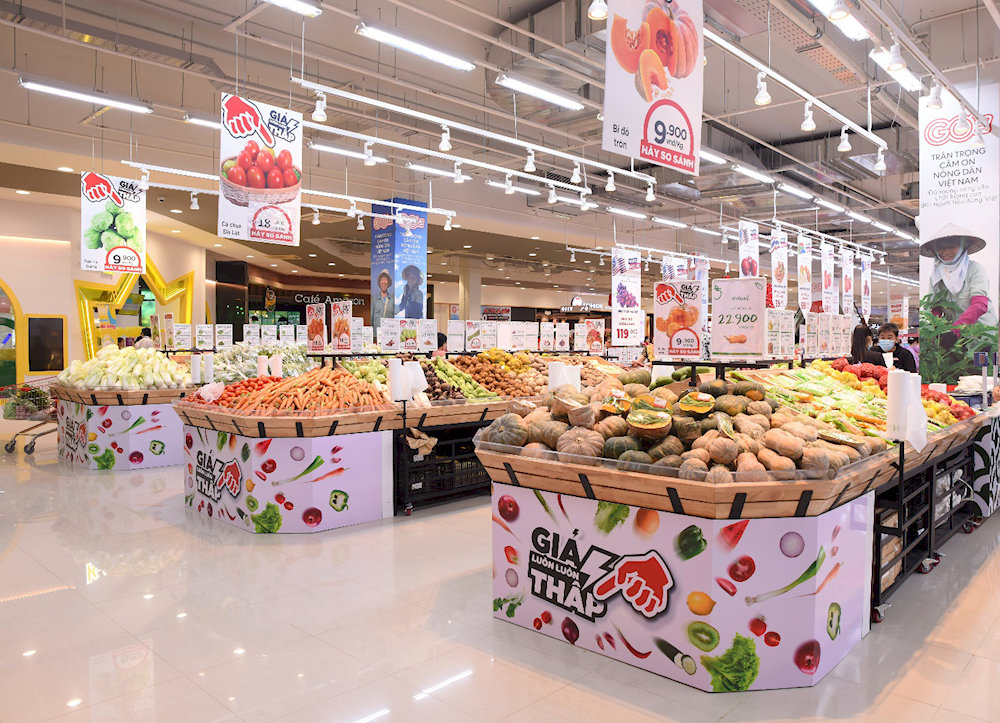 GO! 超市燈火通明，擺滿了新鮮農產品、促銷商品和適合全家人的進口水果