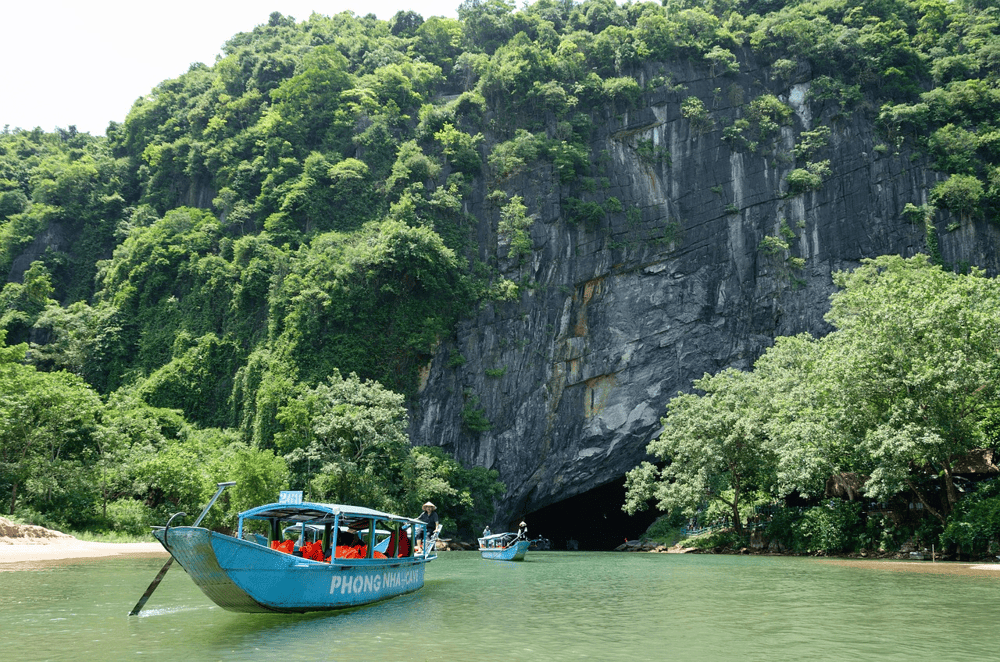 Khám phá động Tiên Sơn: Cung điện đá cẩm thạch ẩn giấu ở Phong Nha