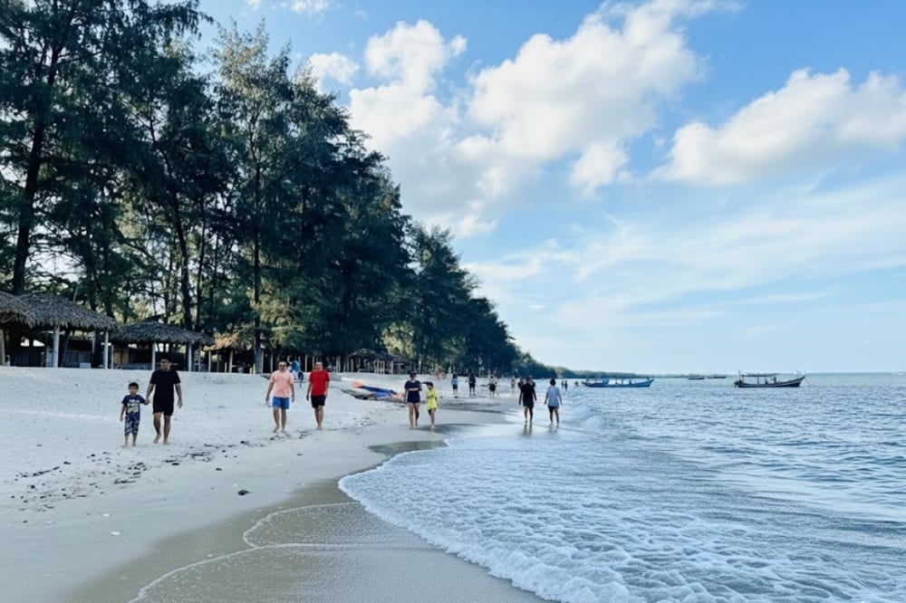 Bãi biển Trà Cổ - Vẻ đẹp hoang sơ nơi địa đầu Tổ quốc