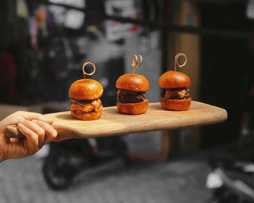 Top 10 địa điểm thưởng thức Burger ngon nhất tại Hà Nội do người dân địa phương bình chọn