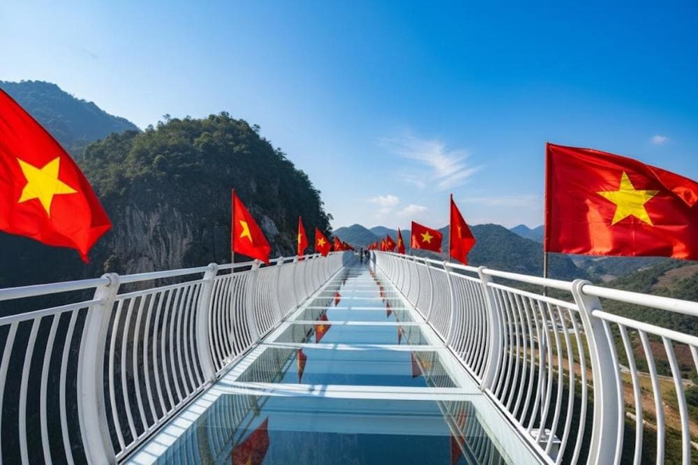 Cầu kính Mộc Châu: “Dải lụa trắng” treo giữa núi rừng Tây Bắc