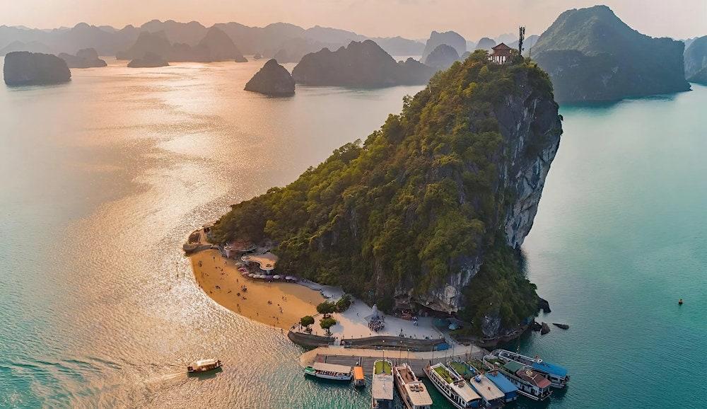 Tham quan Đảo Ti Tốp – Viên Ngọc Bình Yên Giữa Lòng Vịnh Hạ Long