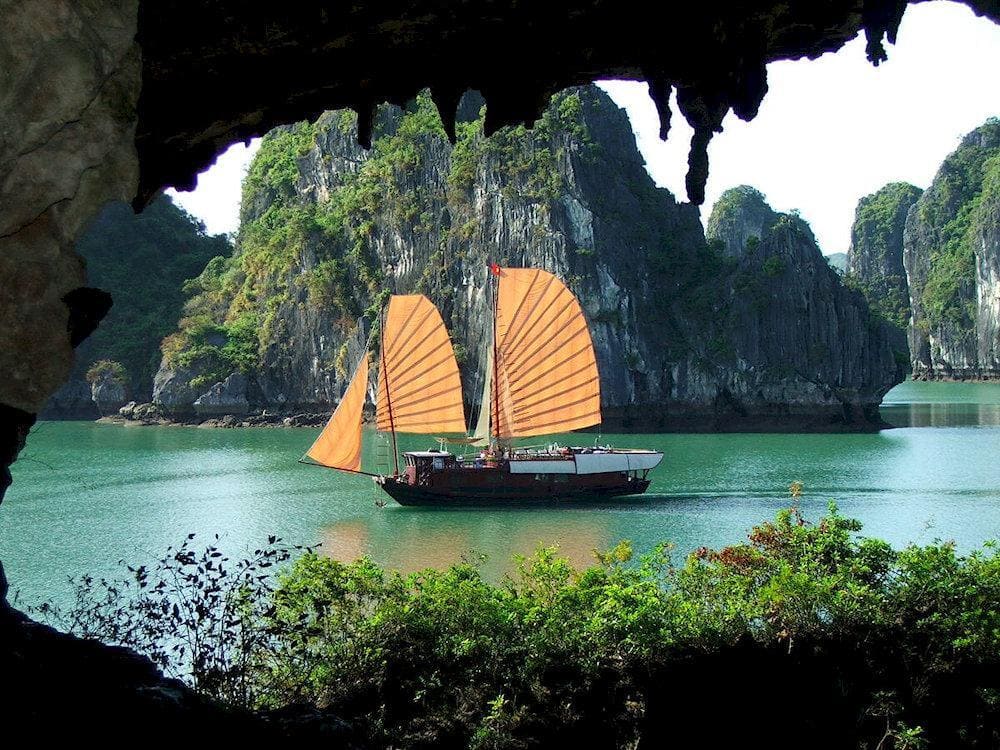 Khám phá hang Trinh Nữ với câu chuyện tình dang dở