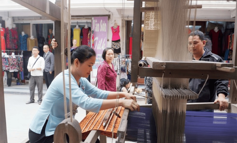Cẩm nang khám phá làng lụa Vạn Phúc đầy mê hoặc